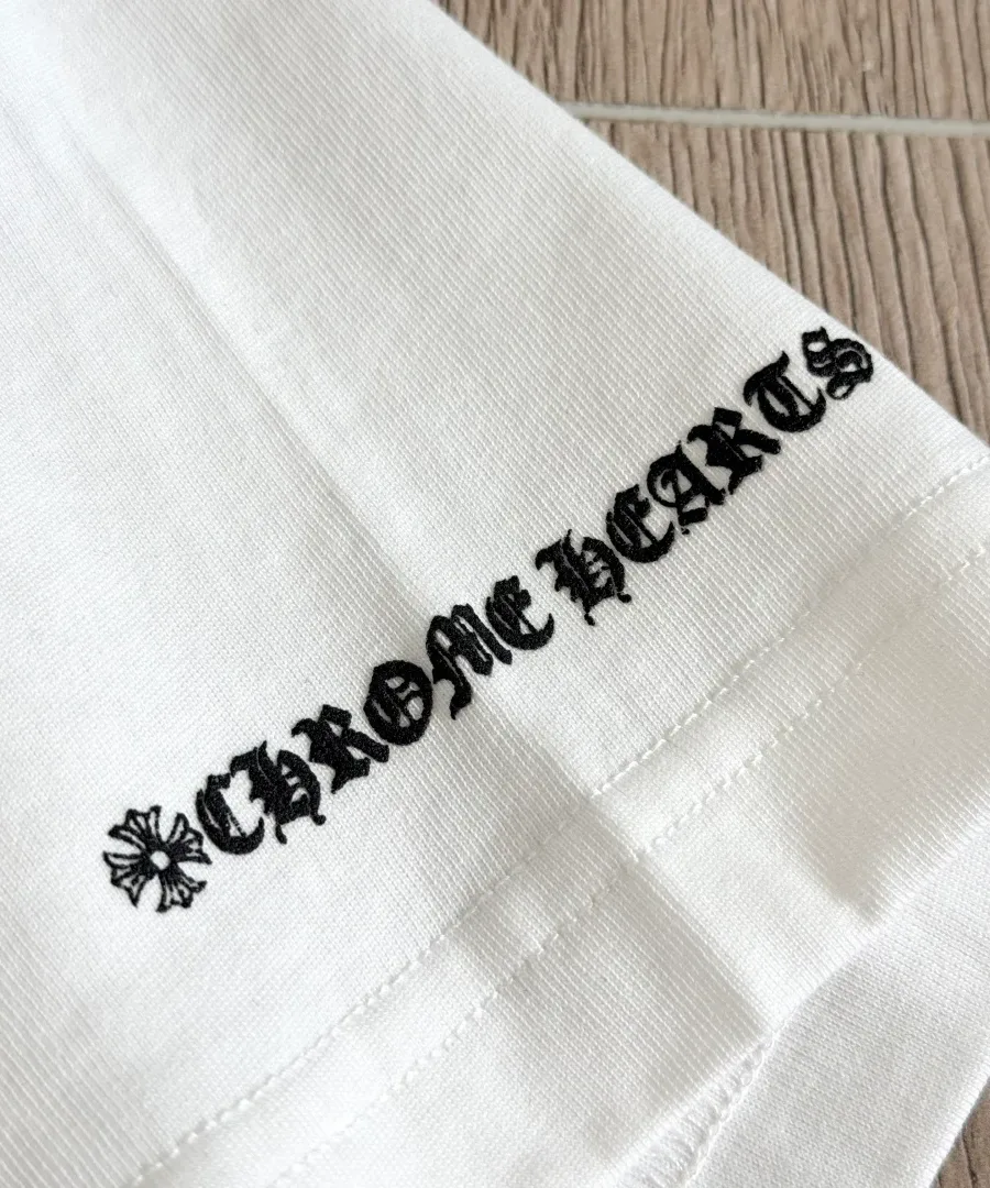 Деталь принта на рукаве белой футболки Chrome Hearts