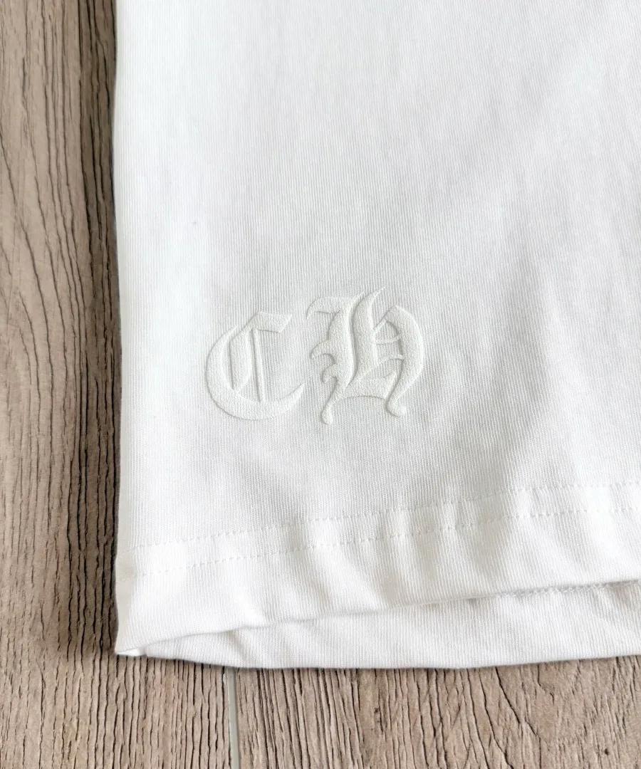 Тиснение CH на белой футболке Chrome Hearts