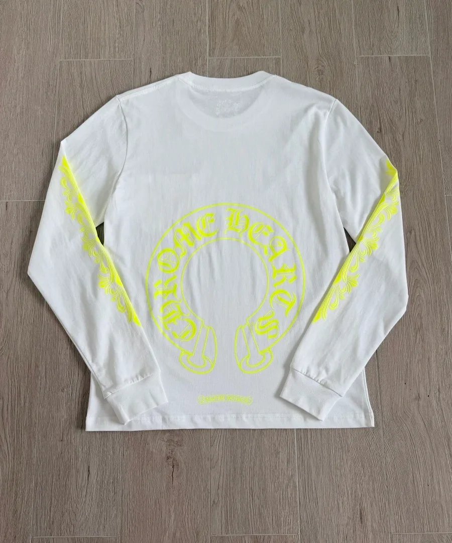 Белый лонгслив Chrome Hearts, вид сзади с принтом в виде подковы