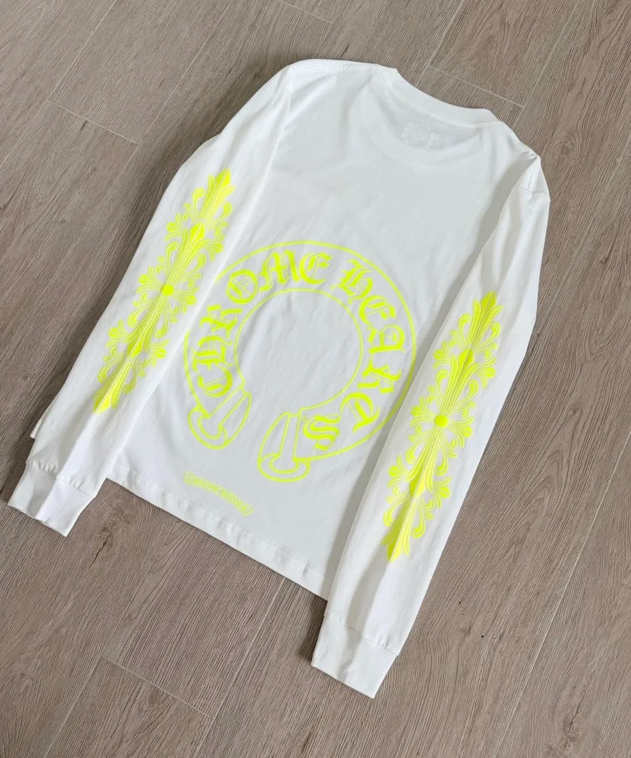 Лонгслив Chrome Hearts с принтом на спине, разложенный на полу