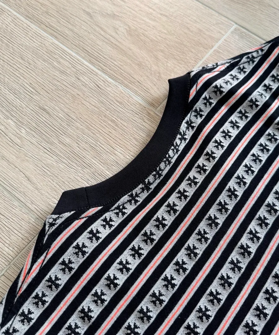 Линия плеча футболки Chrome Hearts
