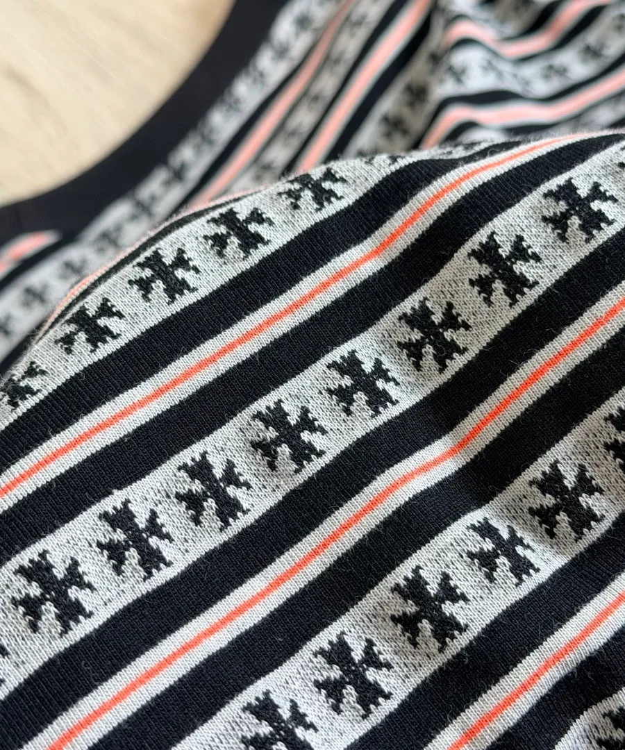 Текстура ткани футболки Chrome Hearts в полоску