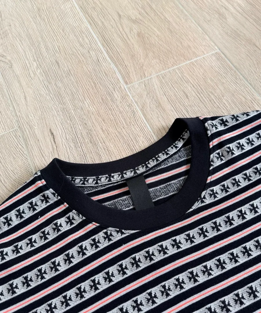 Деталь воротника футболки Chrome Hearts
