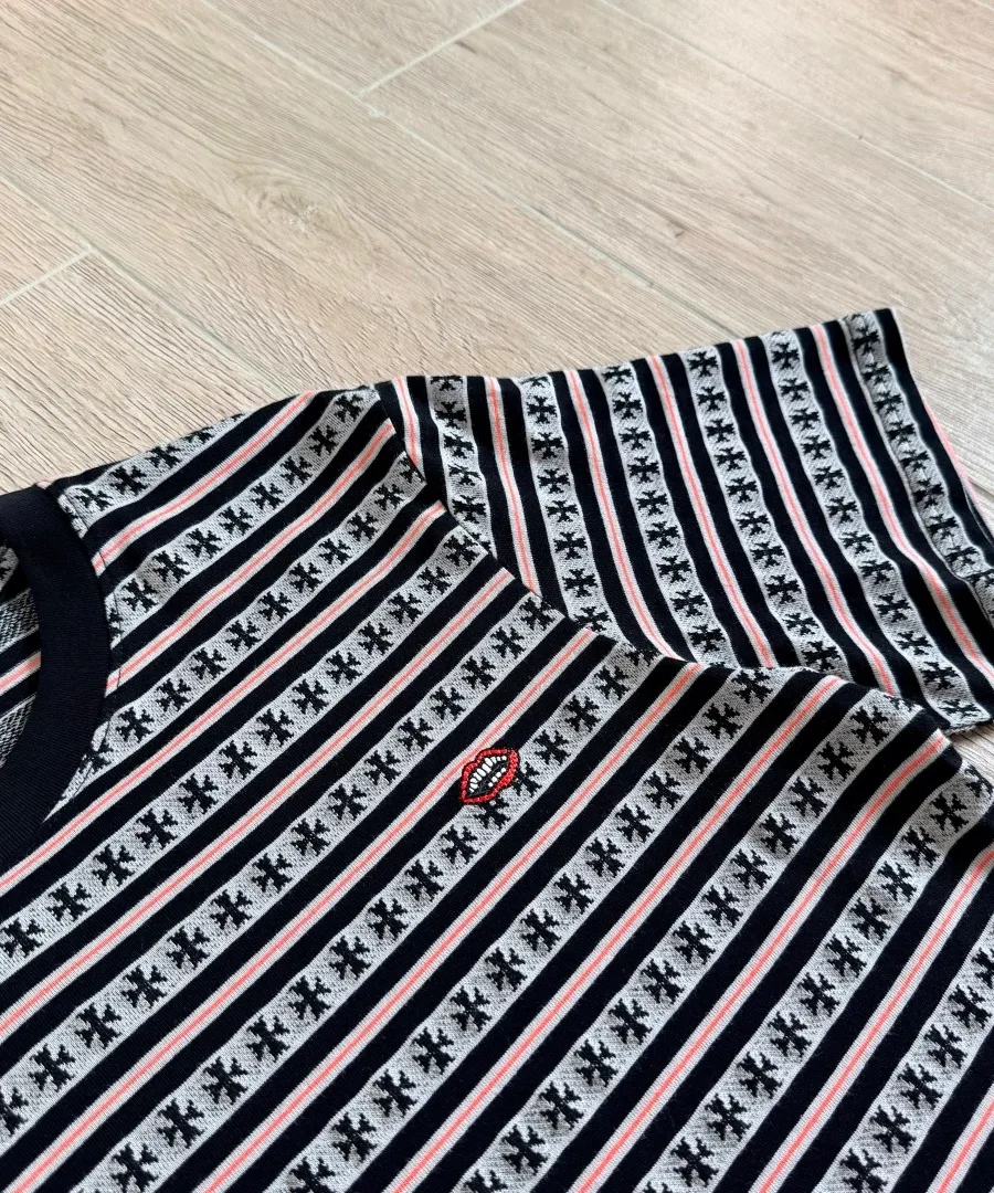 Деталь плеча и рукава футболки Chrome Hearts