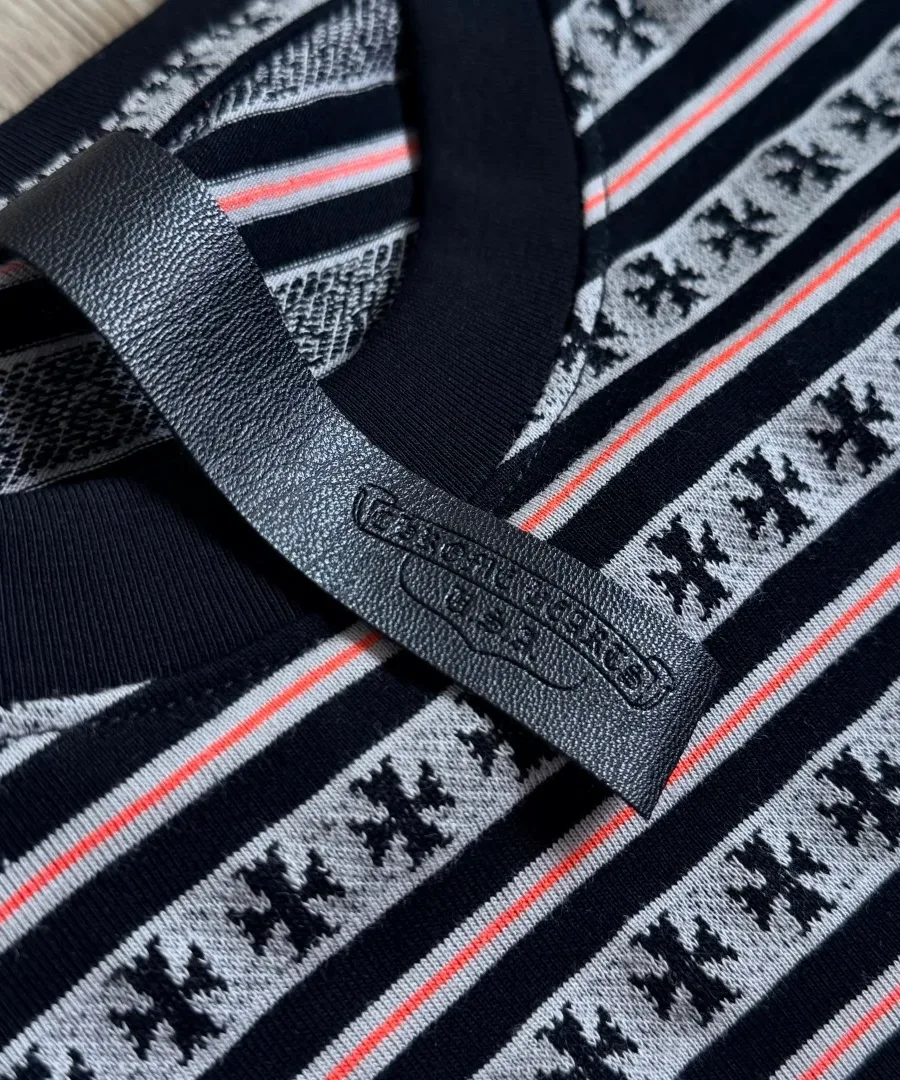 Кожаная нашивка на внутренней стороне воротника футболки Chrome Hearts