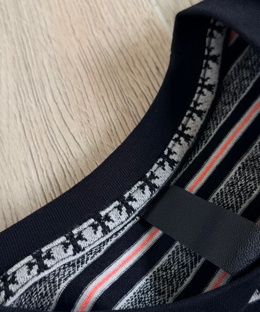 Внутренняя сторона воротника футболки Chrome Hearts