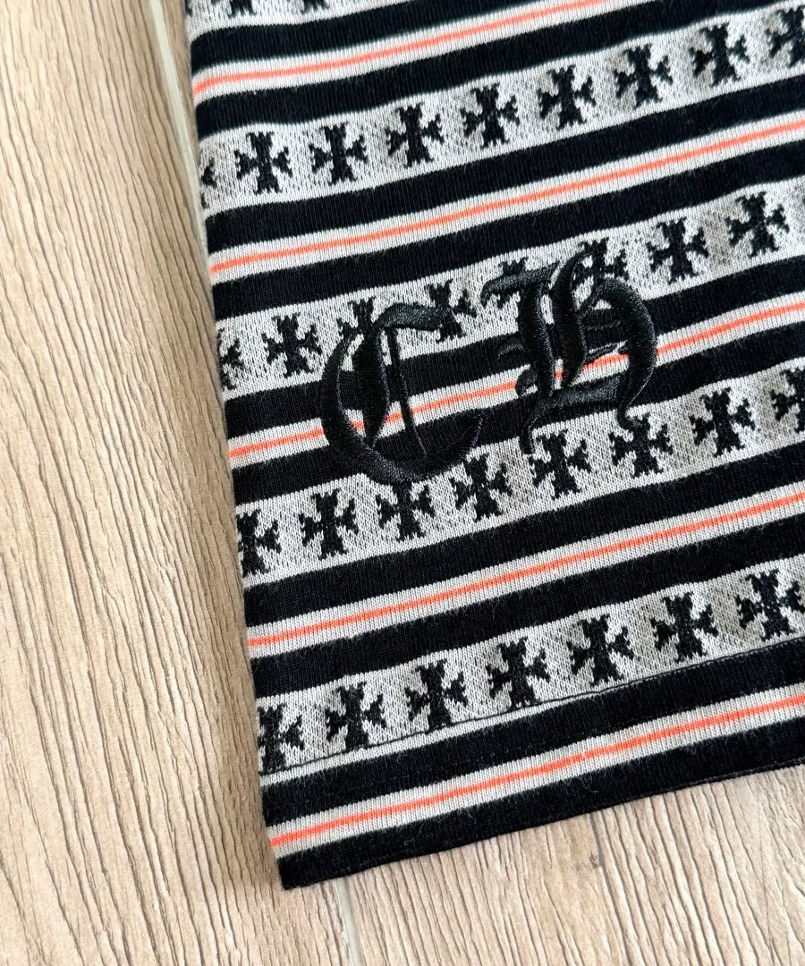 Вышивка монограммы CH внизу футболки Chrome Hearts