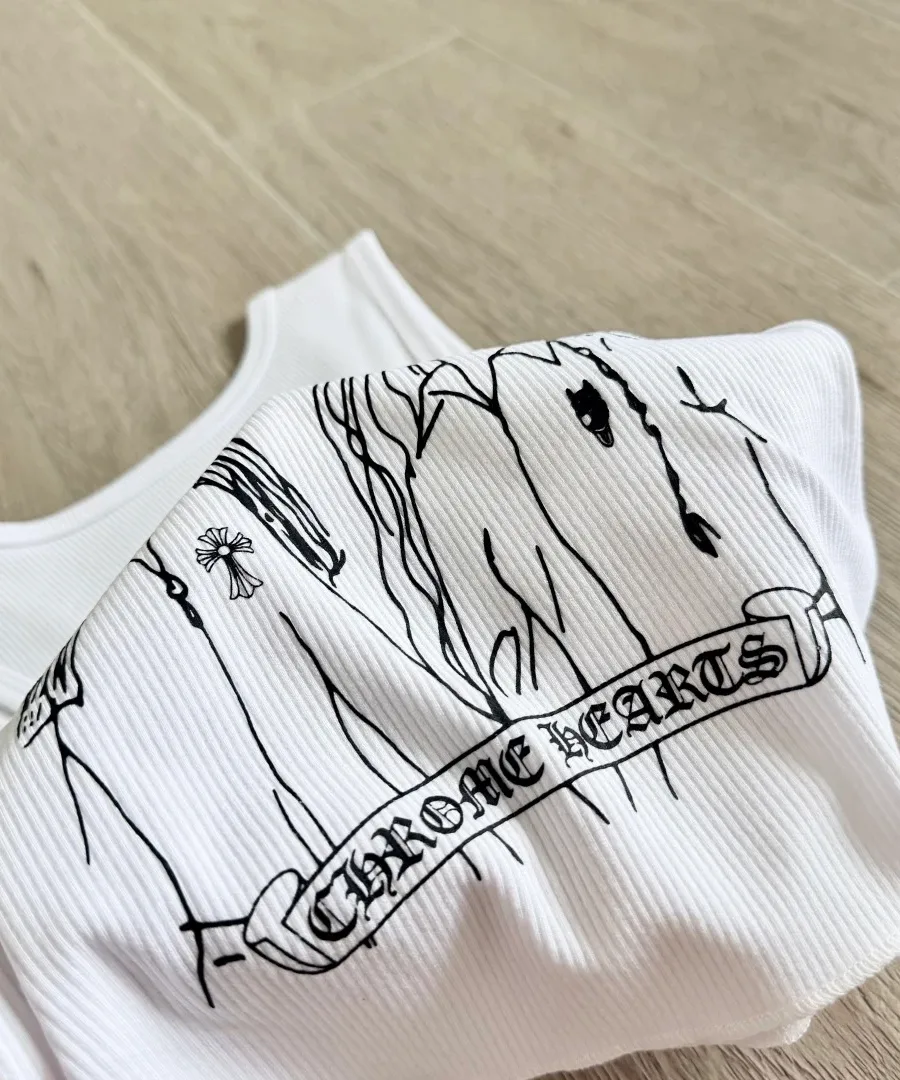 Деталь графического принта на спине майки Chrome Hearts