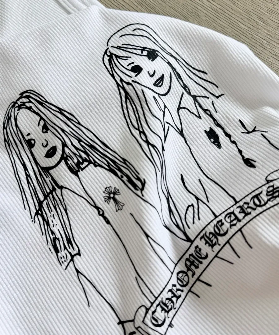 Текстура принта и трикотажа в рубчик майки Chrome Hearts