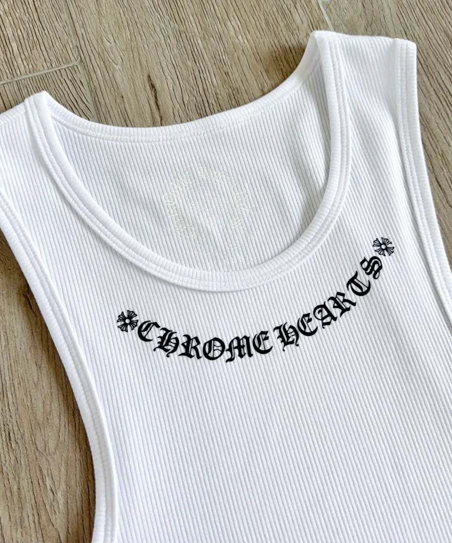 Круглый вырез белой майки Chrome Hearts с текстовым принтом