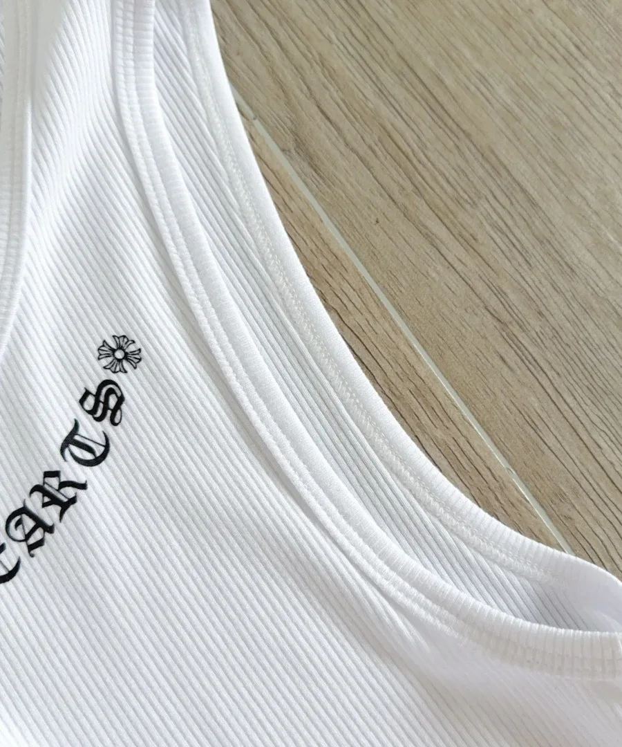 Деталь проймы и горловины белой майки Chrome Hearts