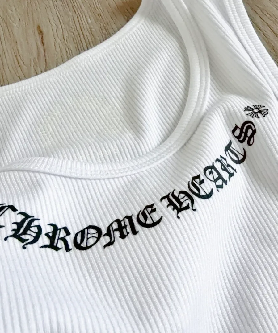 Принт Chrome Hearts на горловине майки крупным планом