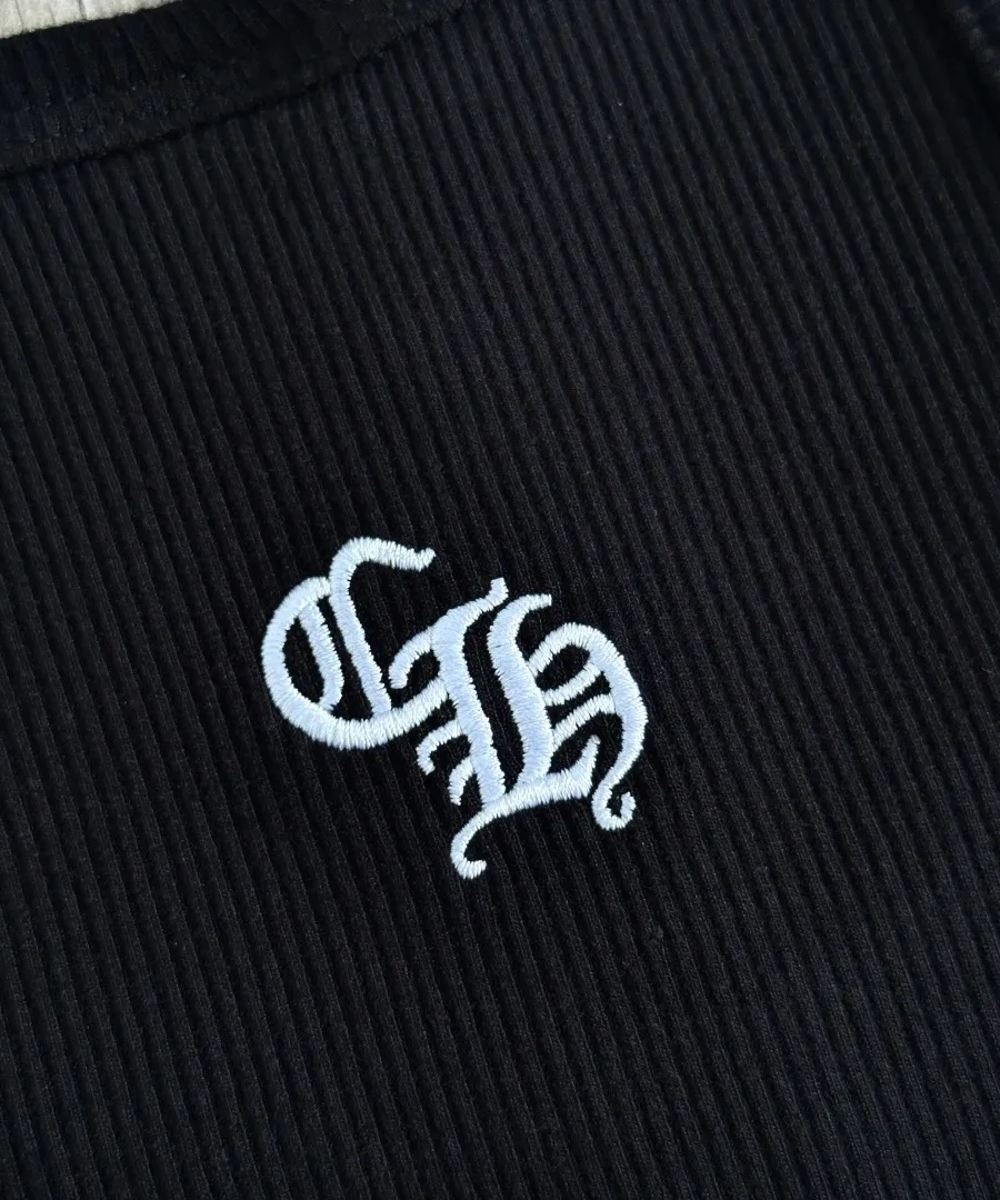 Вышивка букв CH на черной майке Chrome Hearts