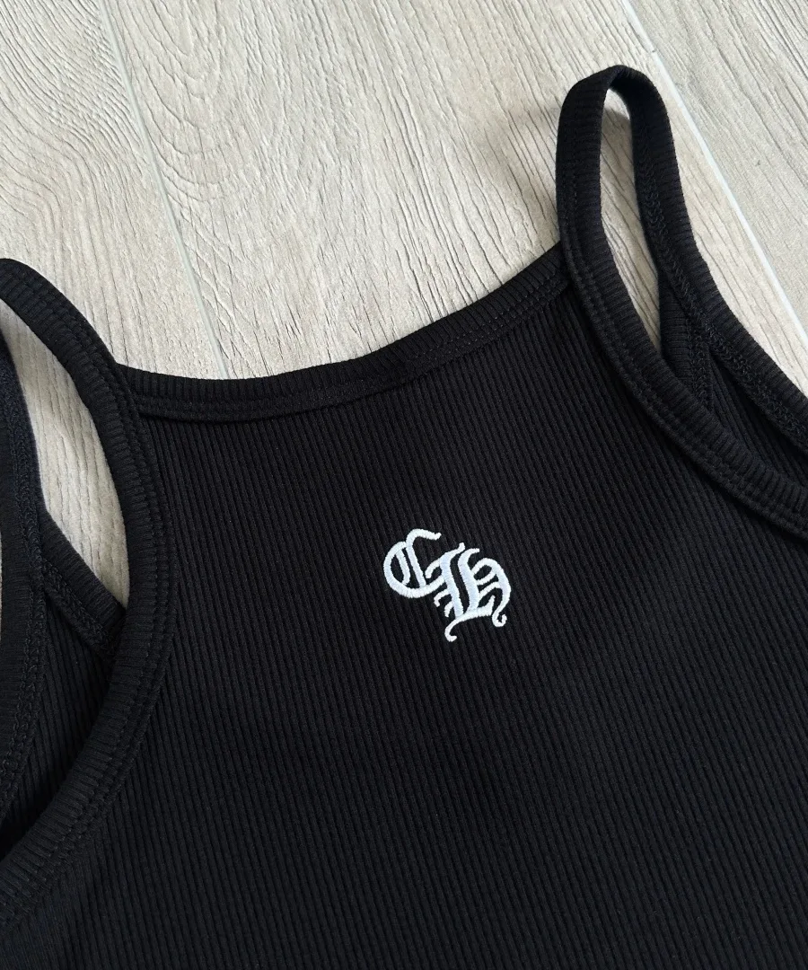 Деталь горловины с вышивкой CH на черной майке Chrome Hearts