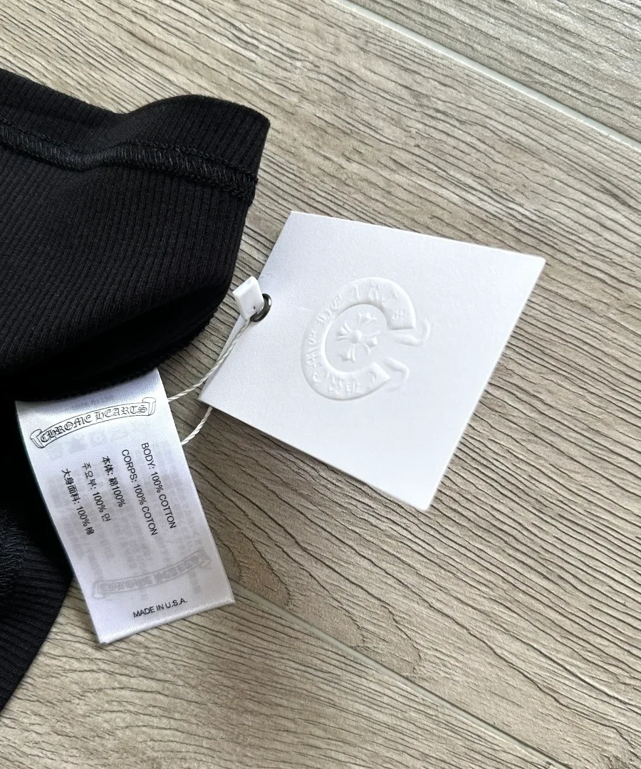 Внутренняя бирка с составом 100% хлопок черной майки Chrome Hearts