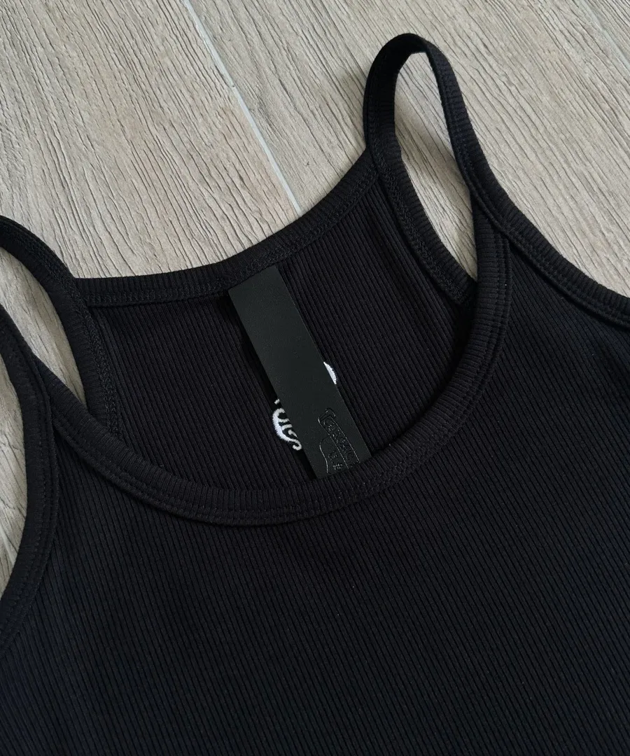 Деталь горловины и бретелей черной майки Chrome Hearts