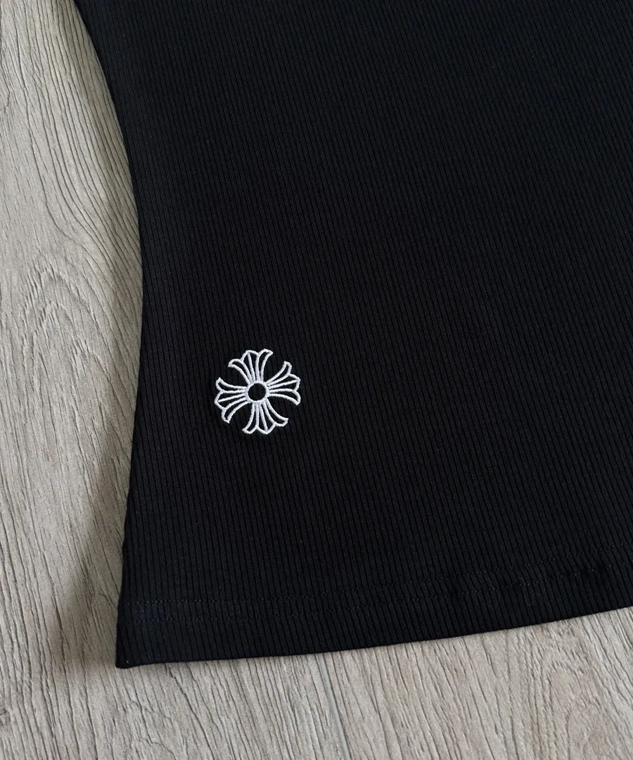 Вышивка в виде креста на черной майке Chrome Hearts
