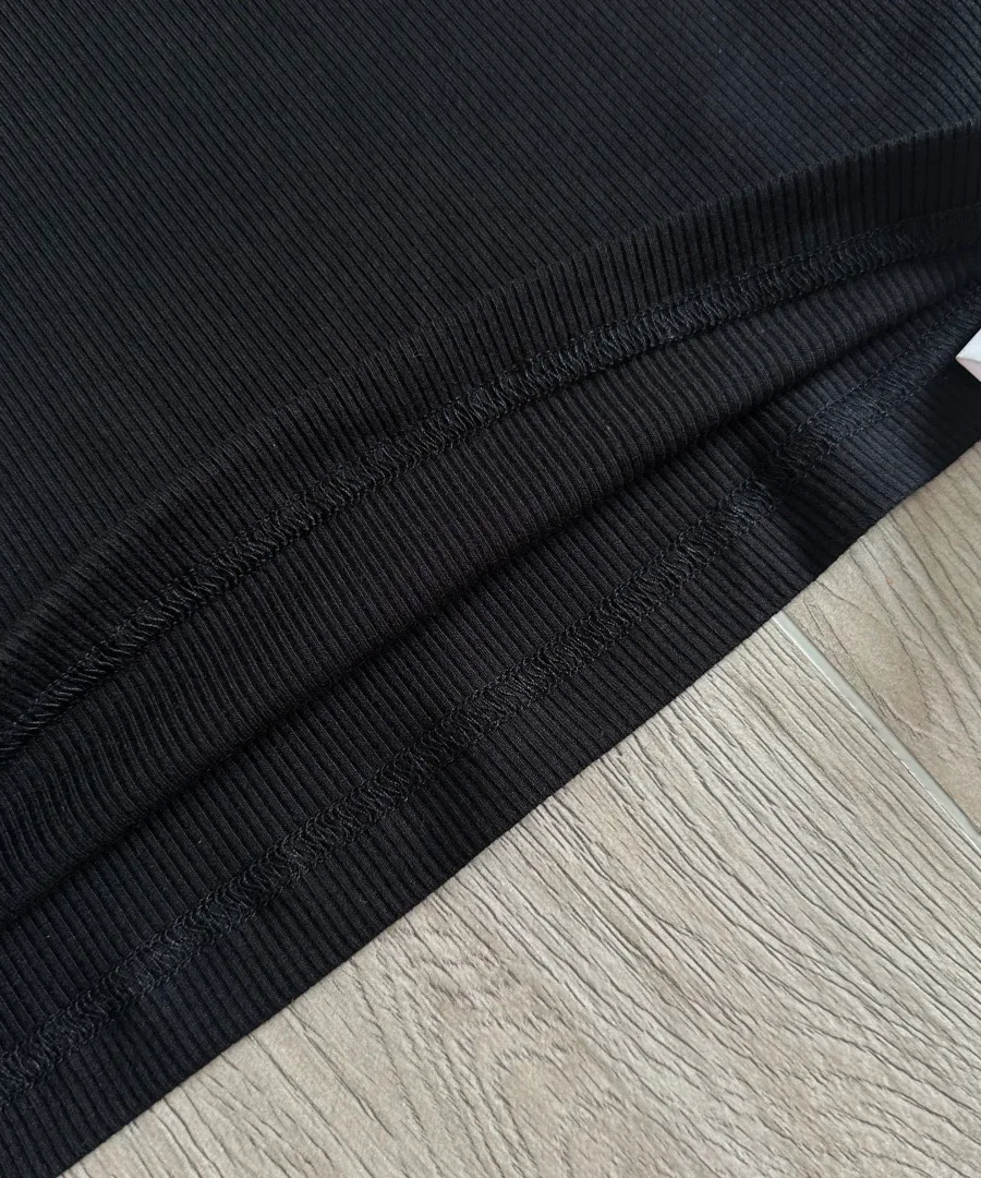 Деталь нижнего края черной майки Chrome Hearts