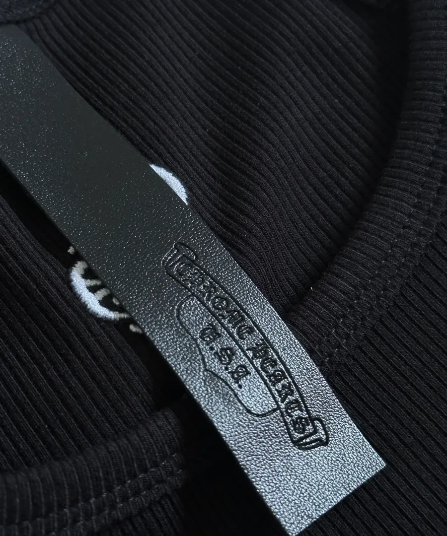 Кожаный ярлык Chrome Hearts на внутренней стороне майки