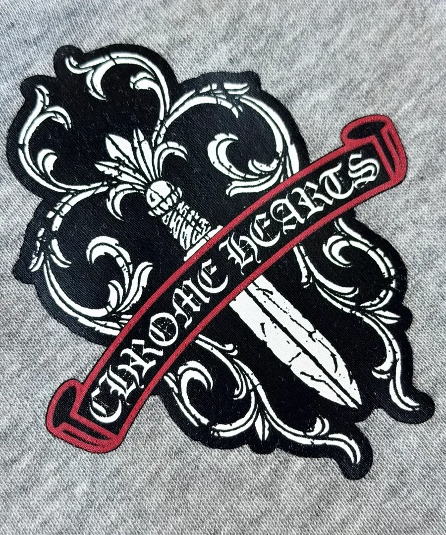 Принт в виде кинжала с надписью Chrome Hearts на серых шортах