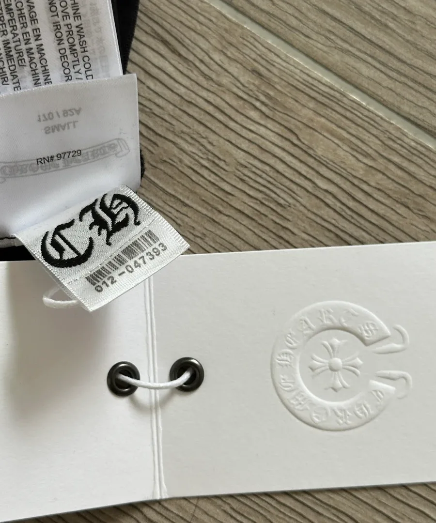 Бирка и ярлык черной футболки Chrome Hearts