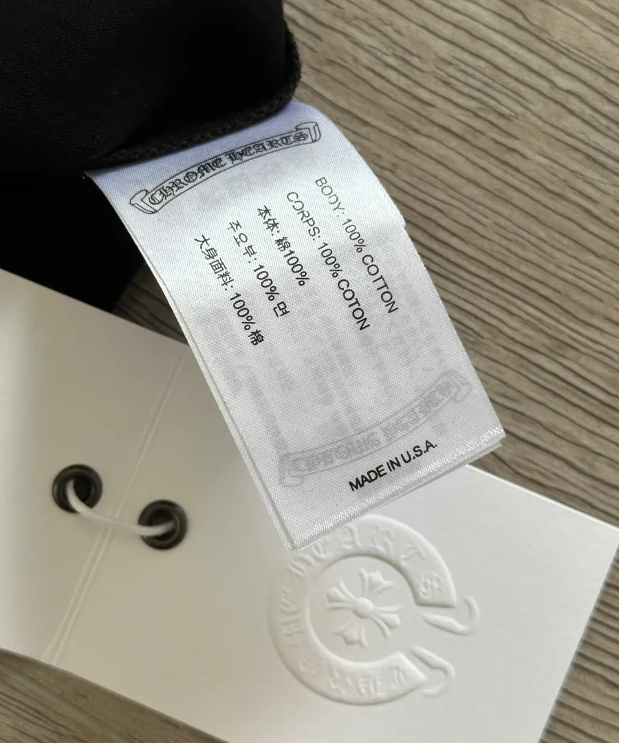 Ярлык с составом 100% хлопок на футболке Chrome Hearts