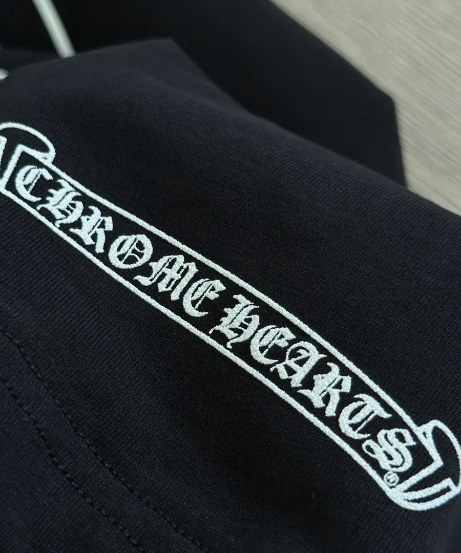 Принт Chrome Hearts на рукаве футболки