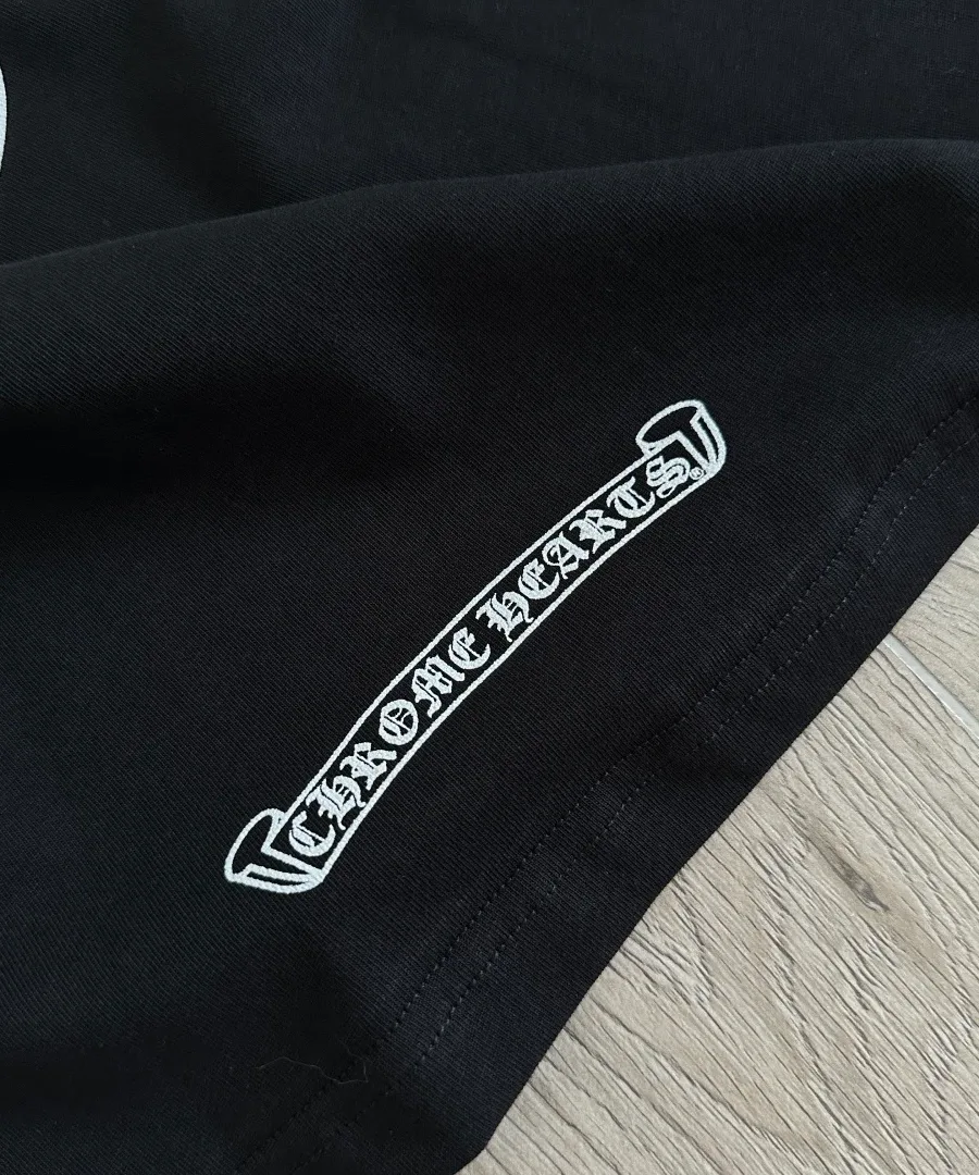 Текстовый принт Chrome Hearts на рукаве крупным планом