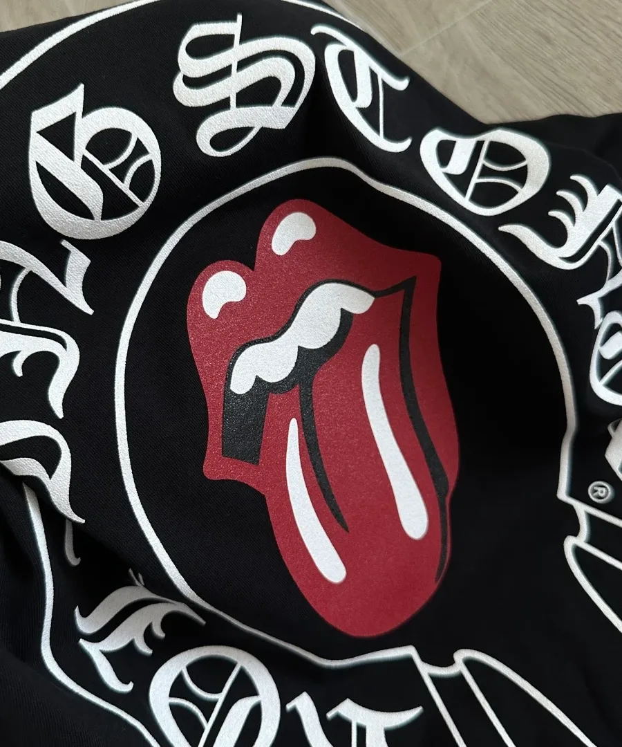 Крупный план принта с красным языком Rolling Stones на спине