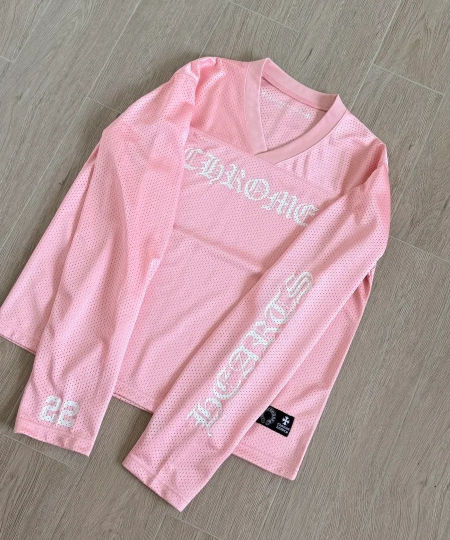 Розовое хоккейное джерси Chrome Hearts под углом