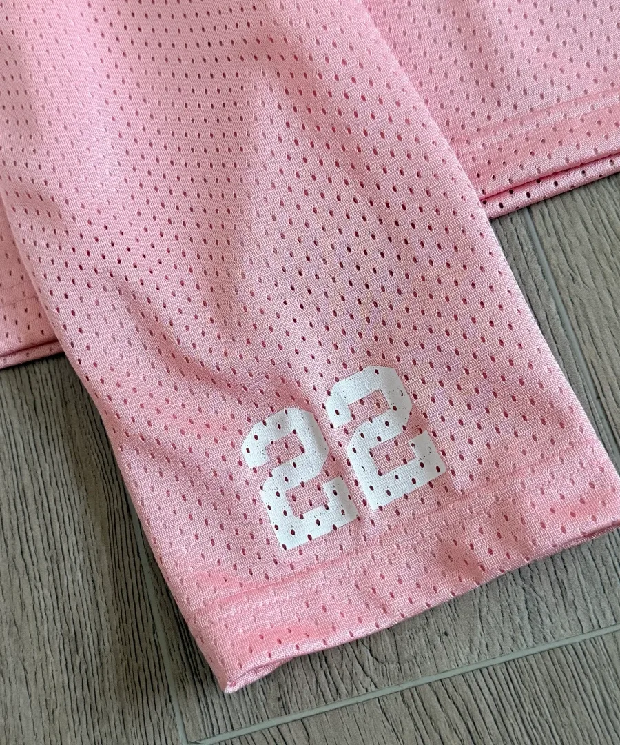 Принт с числом 22 на манжете джерси Chrome Hearts