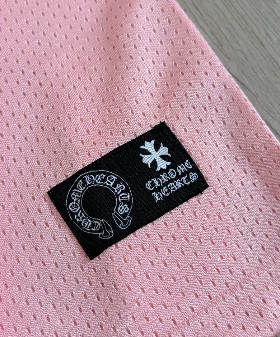 Фирменная нашивка Chrome Hearts на нижней части джерси