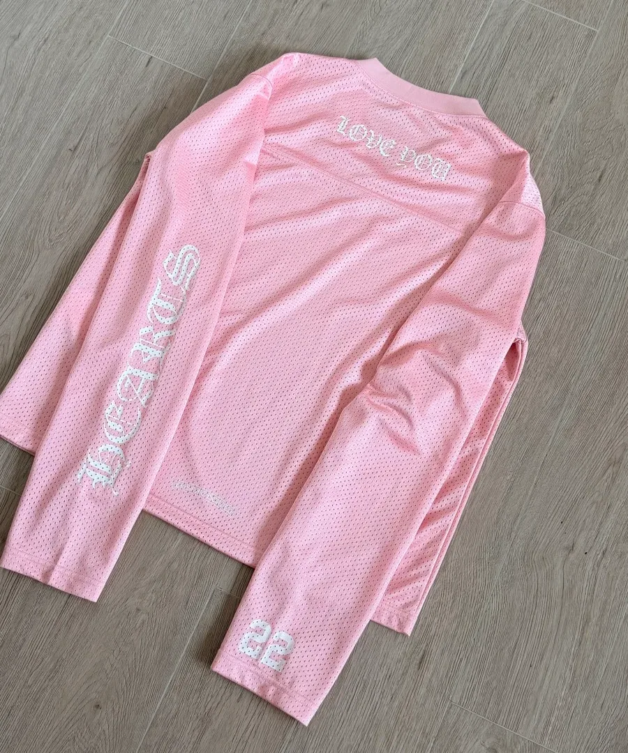 Розовое хоккейное джерси Chrome Hearts, вид сзади под углом
