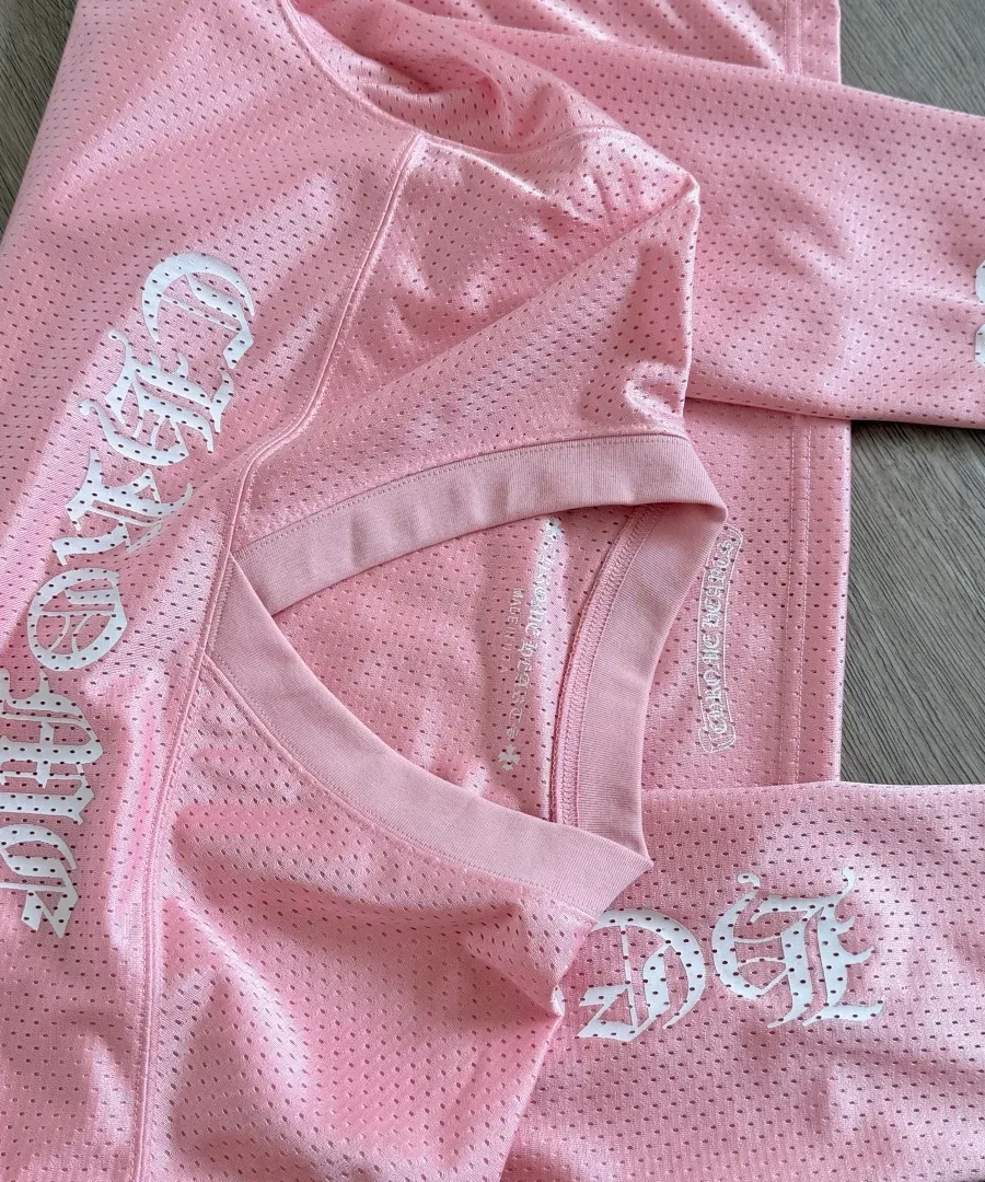 Деталь воротника и принта на груди розового джерси Chrome Hearts