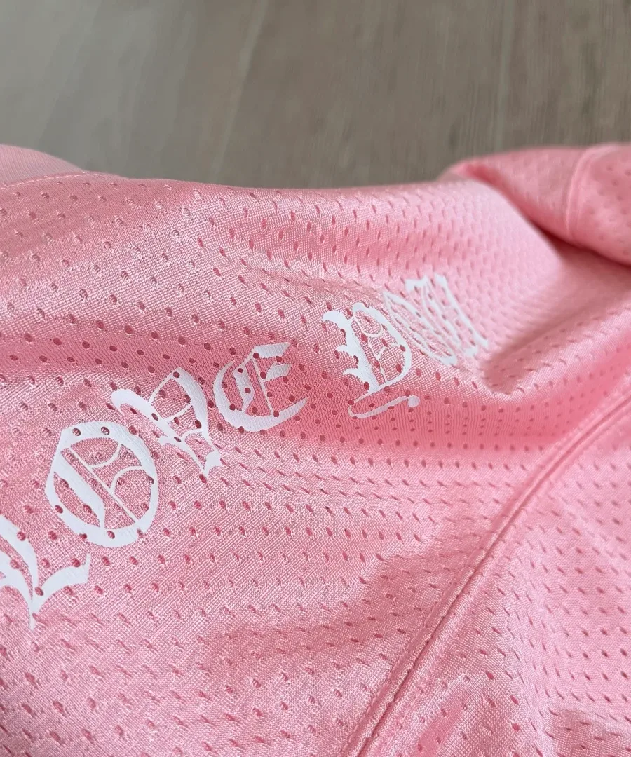 Деталь принта Love You на спине розового джерси Chrome Hearts
