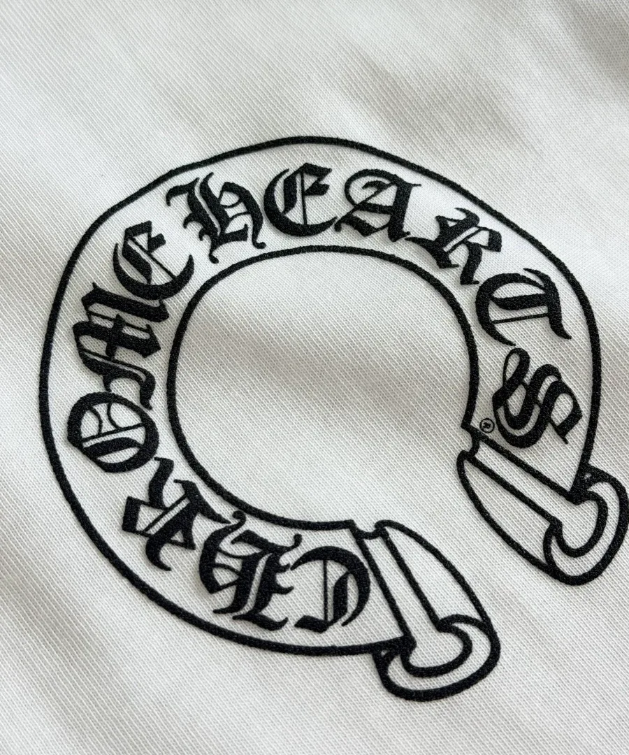 Крупный план принта с подковой на лонгсливе Chrome Hearts