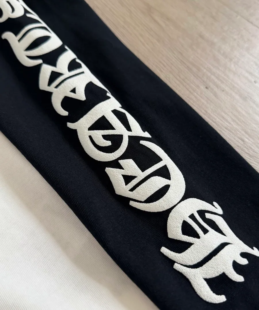 Текстура принта на рукаве лонгслива Chrome Hearts