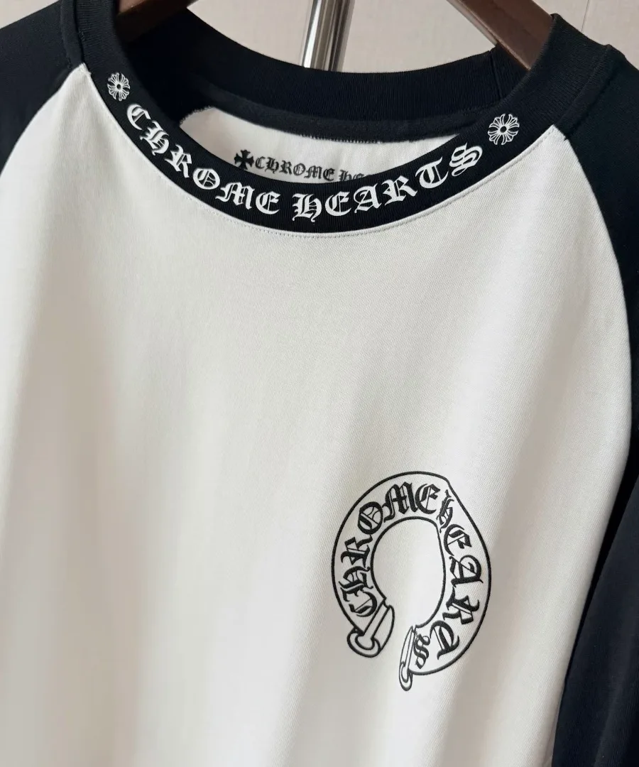 Крупный план верхней части лонгслива Chrome Hearts спереди