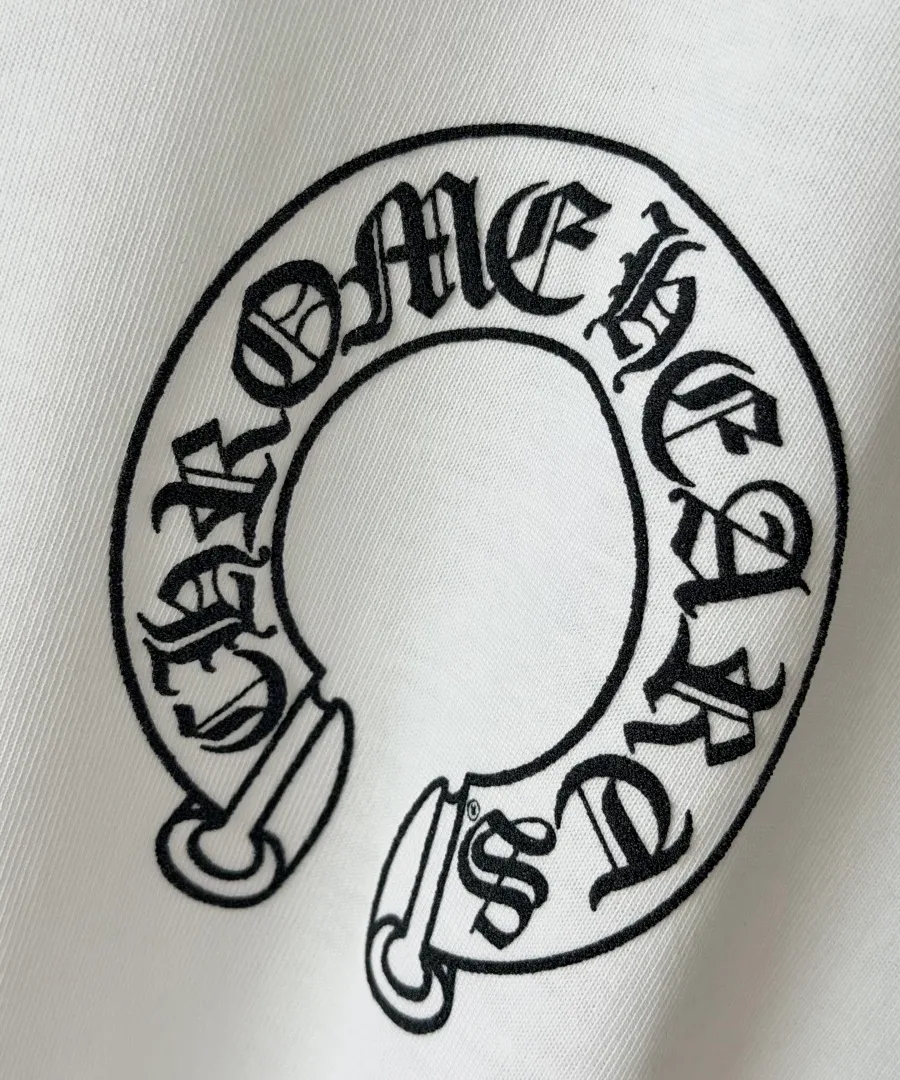 Принт в виде подковы Chrome Hearts крупным планом