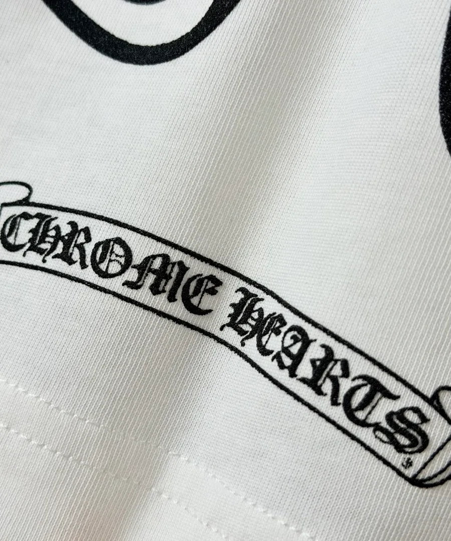 Принт с логотипом Chrome Hearts внизу изделия