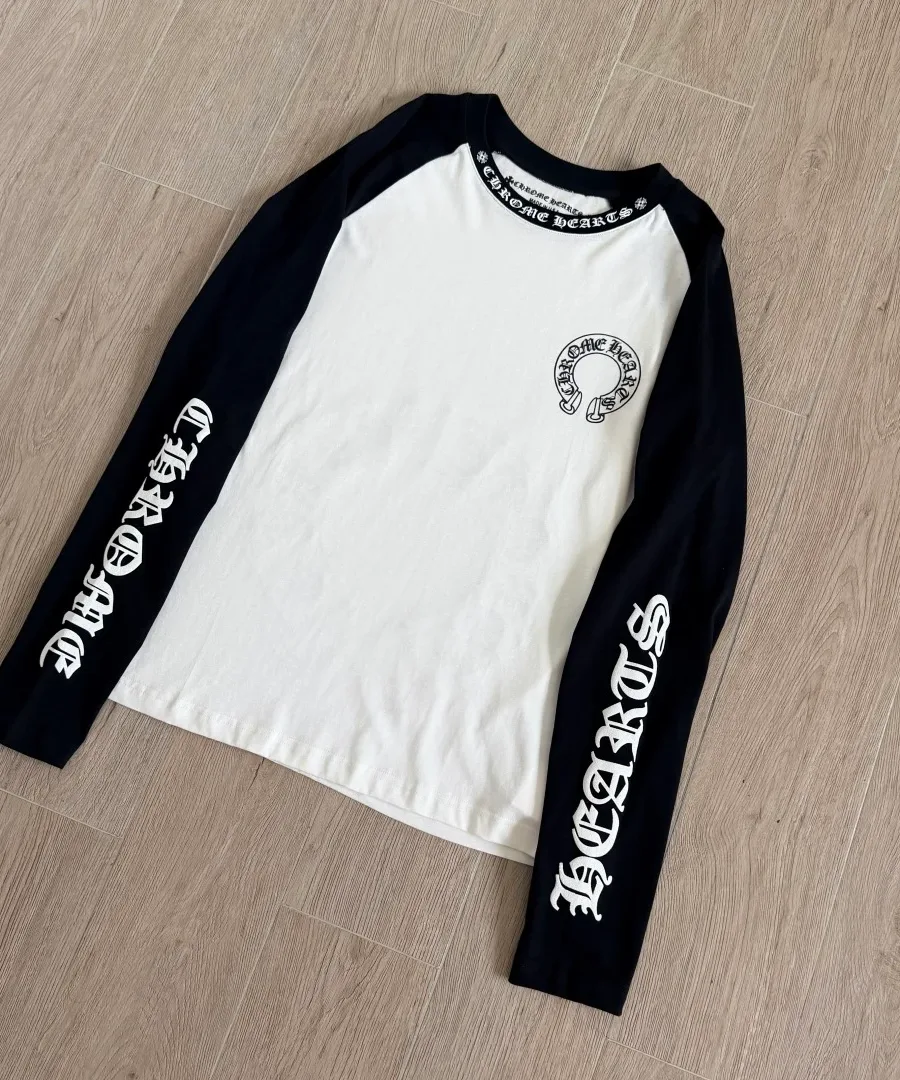 Лонгслив Chrome Hearts, разложенный на полу, вид спереди