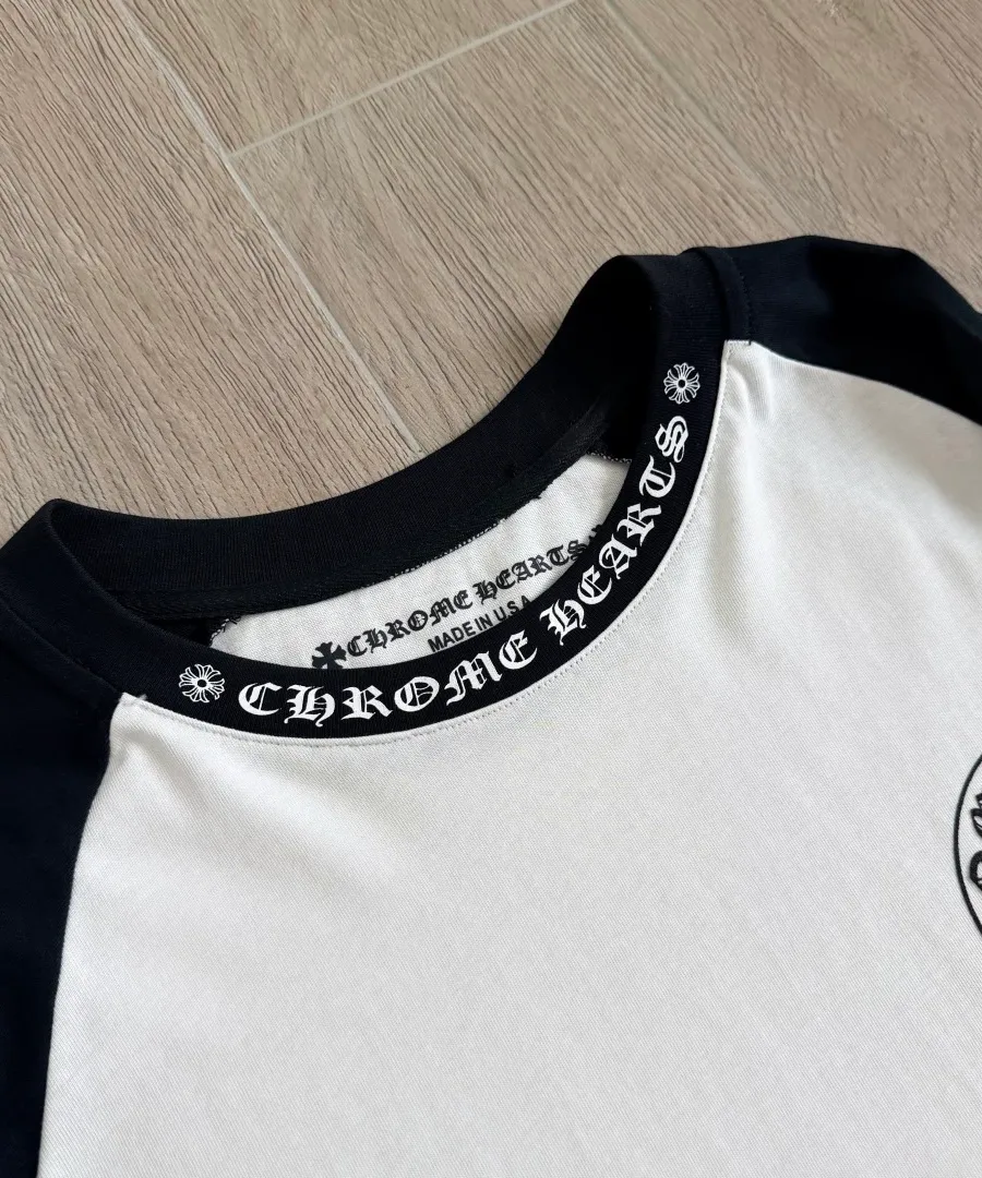 Деталь воротника лонгслива Chrome Hearts с фирменным принтом