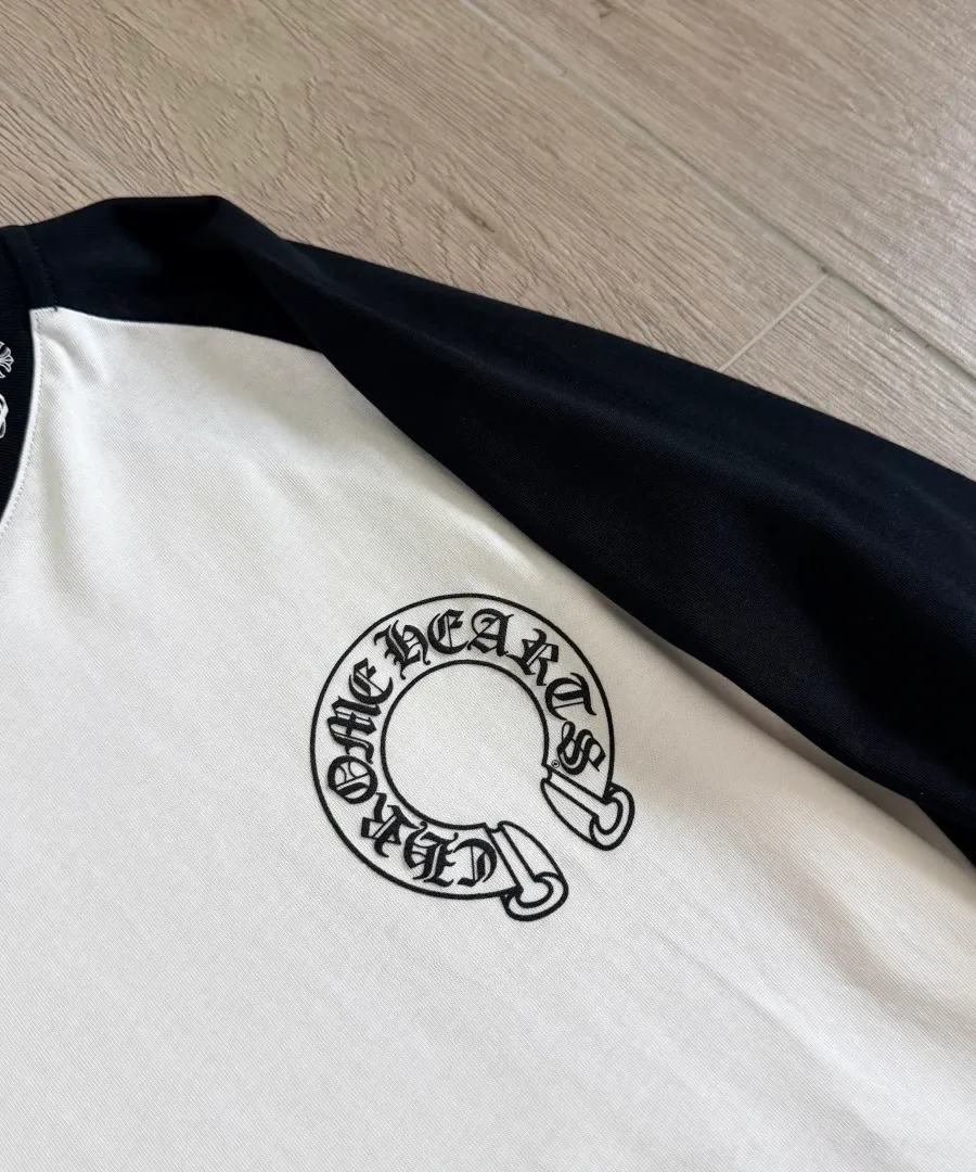 Деталь принтов на груди и воротнике лонгслива Chrome Hearts