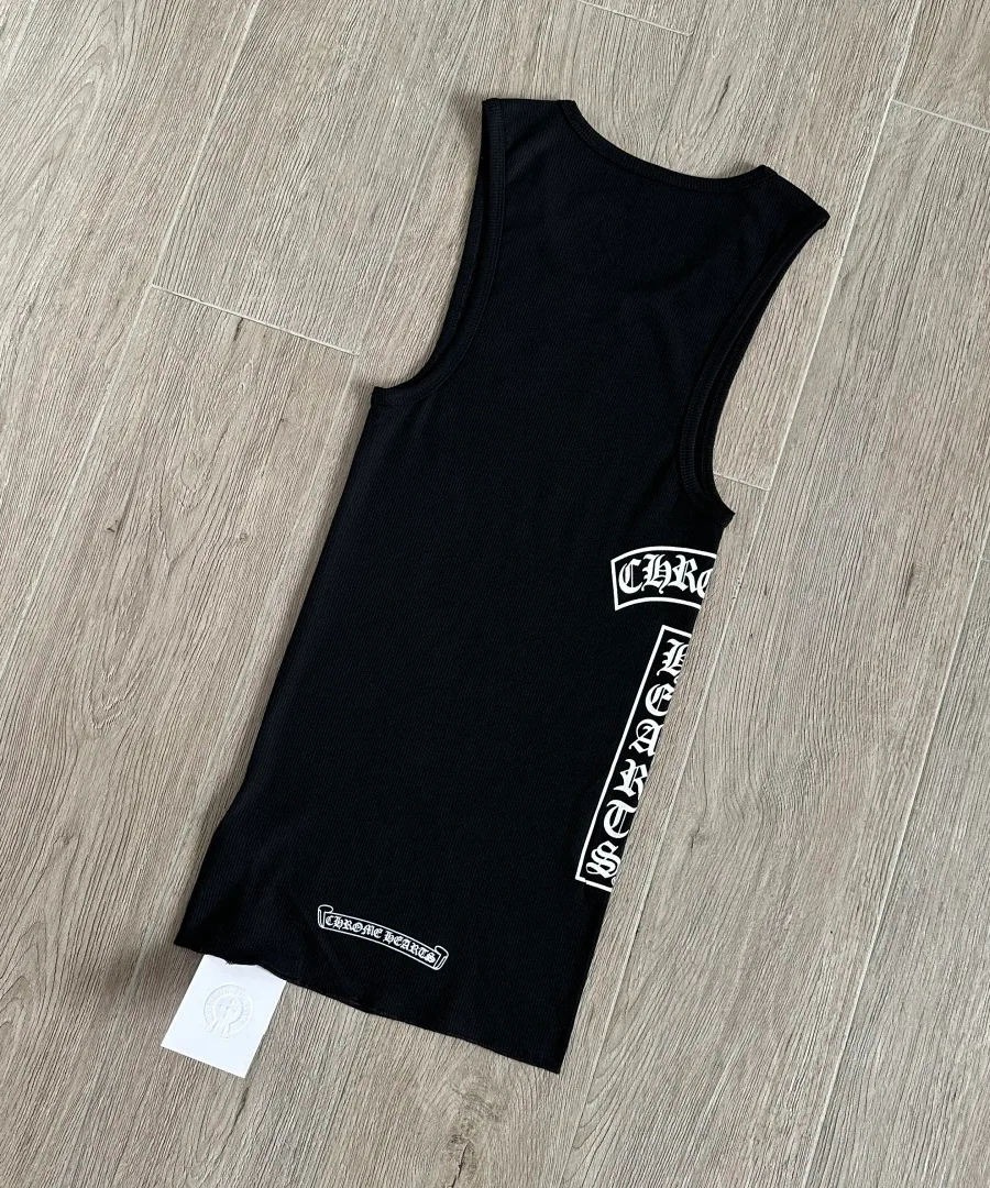 Черное платье-майка Chrome Hearts в рубчик, вид сзади под углом