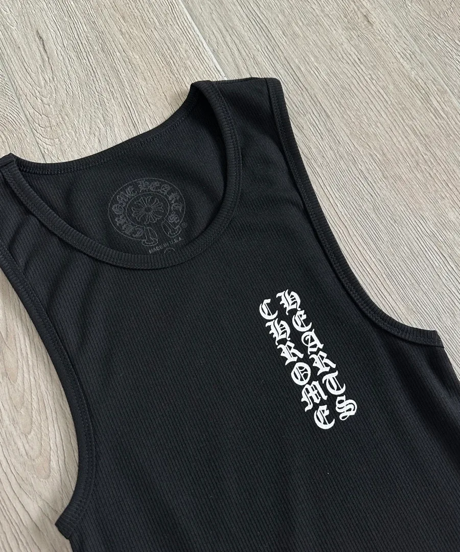 Детали горловины и принта спереди платья-майки Chrome Hearts
