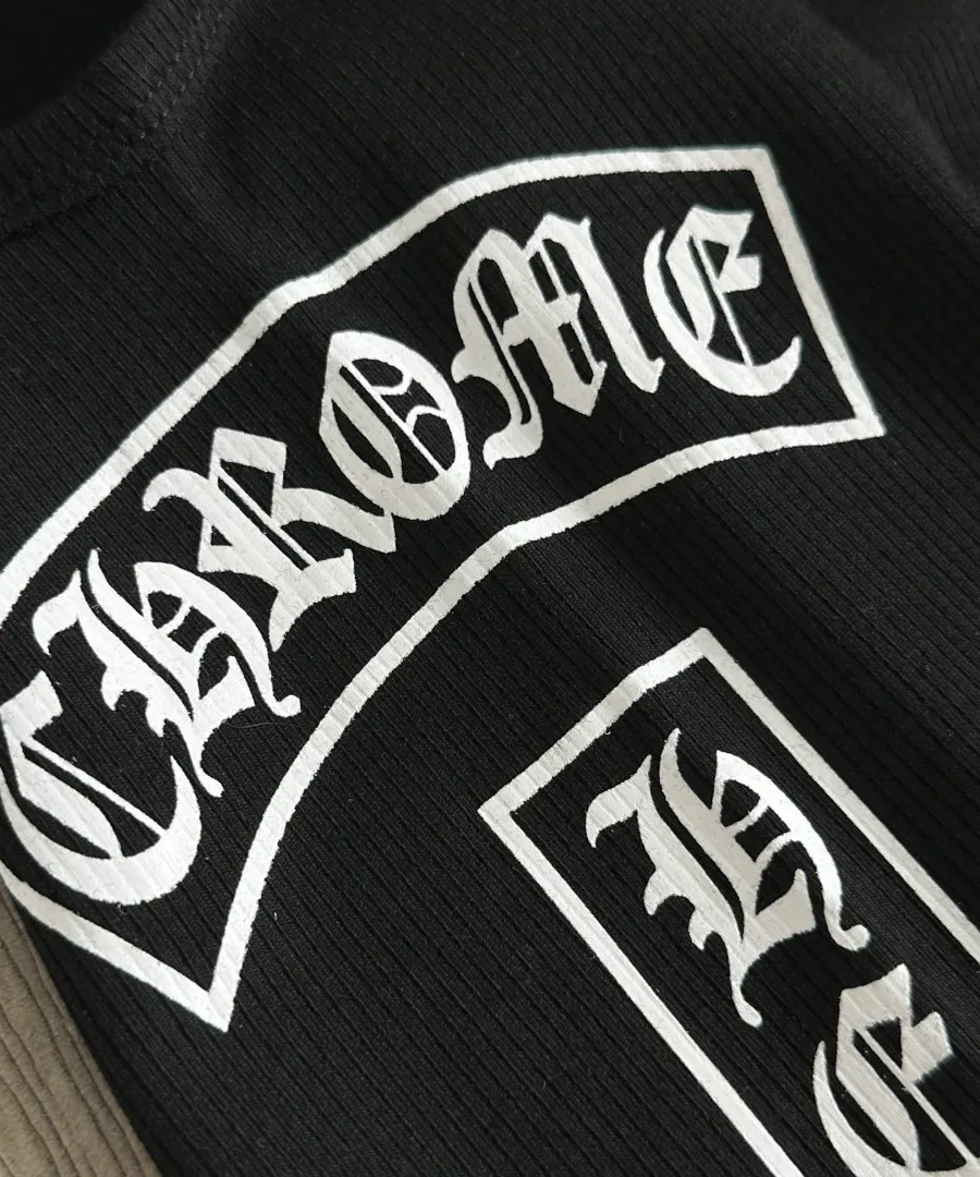 Крупный план принта Chrome Hearts с эффектом трещин
