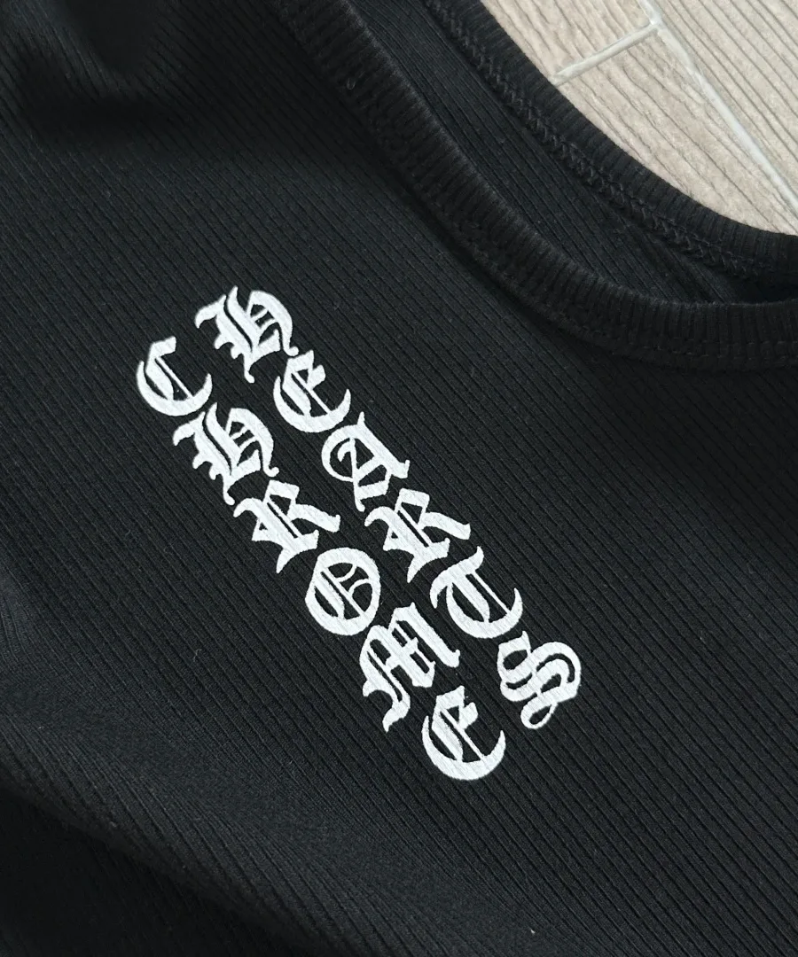 Крупный план принта с готическим шрифтом Chrome Hearts