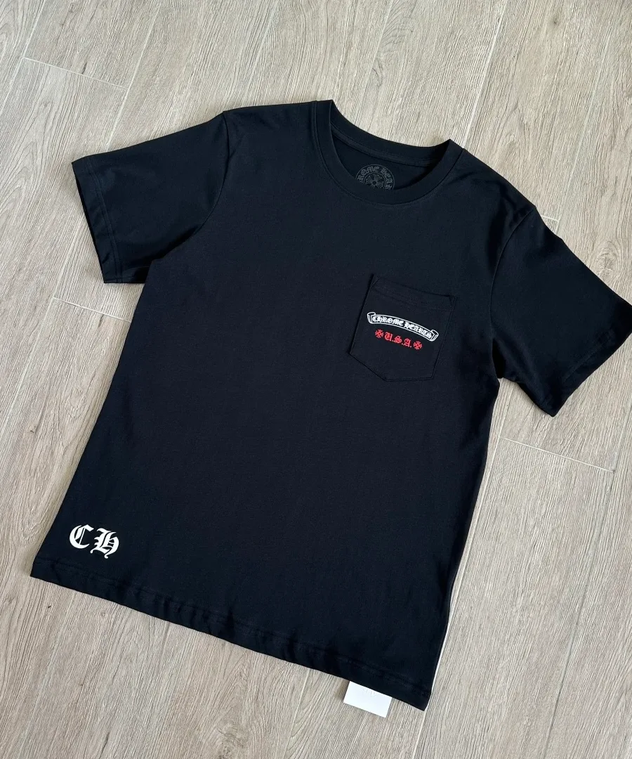 Черная футболка Chrome Hearts под углом, вид спереди