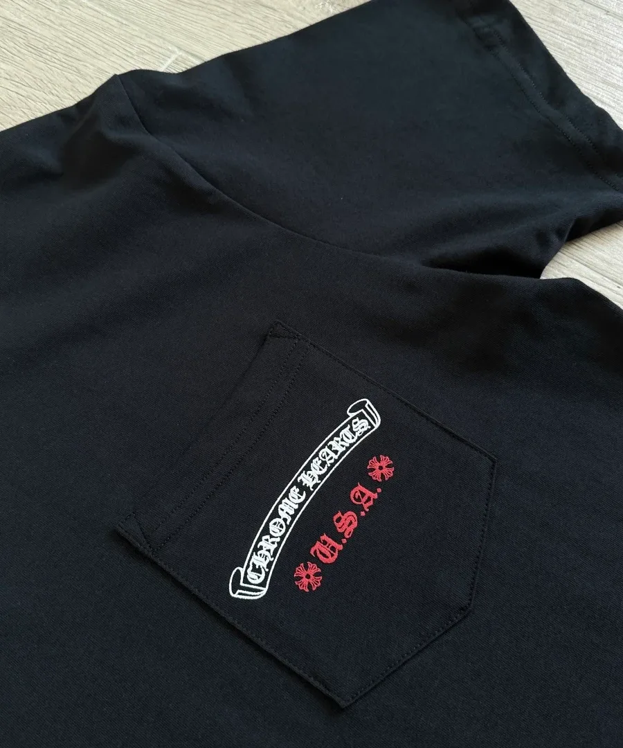 Нагрудный карман черной футболки с принтом Chrome Hearts U.S.A.