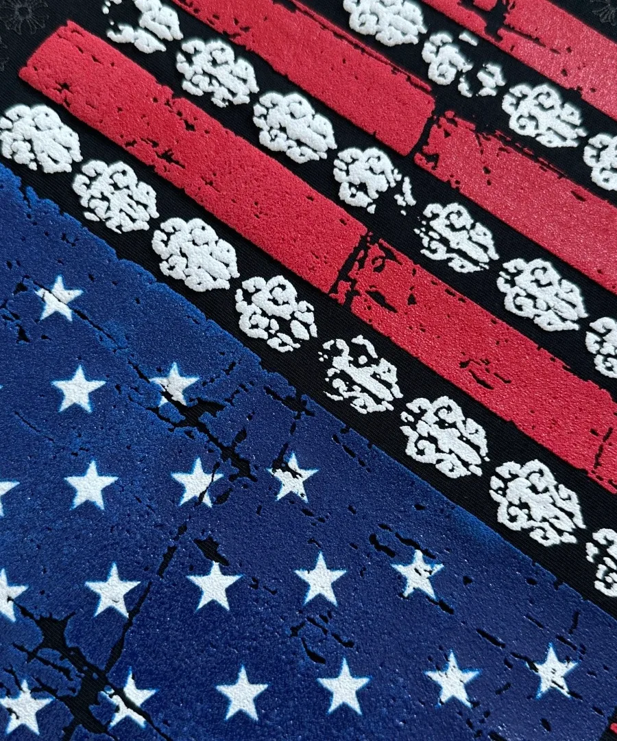 Принт флага США на черной ткани крупным планом